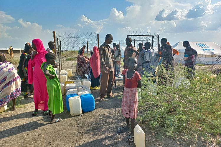 写真：難民キャンプと国内避難民キャンプに設置された給水所