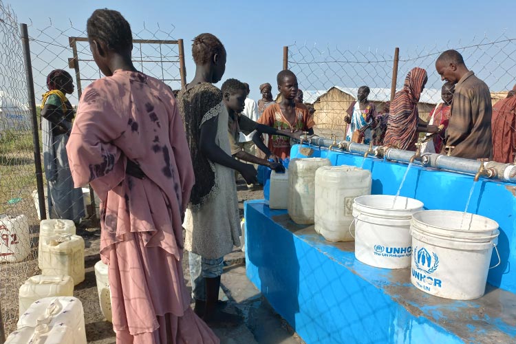 写真：水汲みの待ち時間が減少し、排水溝により衛生環境も改善