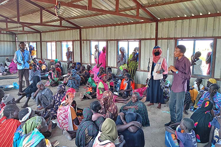 写真：配布の待ち時間に衛生に関するセッションを並行開催