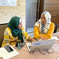 写真：パソコンを囲むタワソル（左）とウムカルソウム（右）