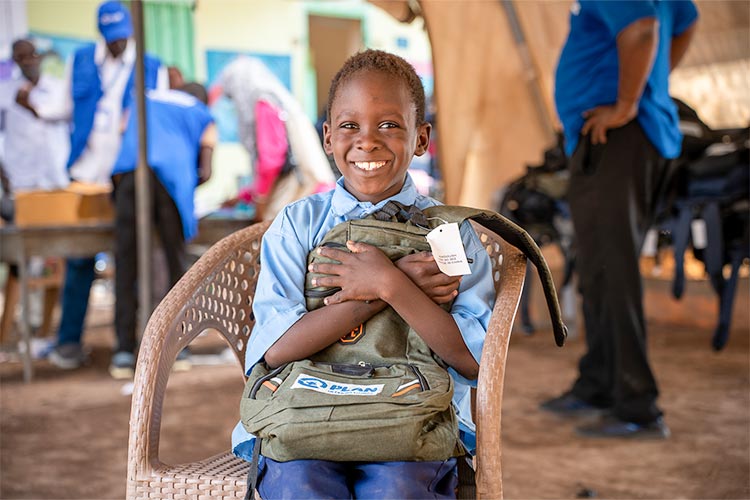写真:スクールキットを受け取って喜ぶ男の子(スーダン)