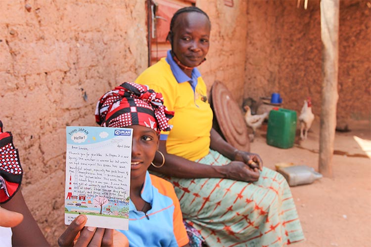 写真:日本のスポンサーからの手紙を受け取って喜ぶ13歳の女の子(ブルキナファソ)