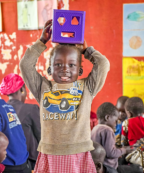 写真:難民キャンプの幼児教育センターで遊ぶ女の子(ウガンダ)