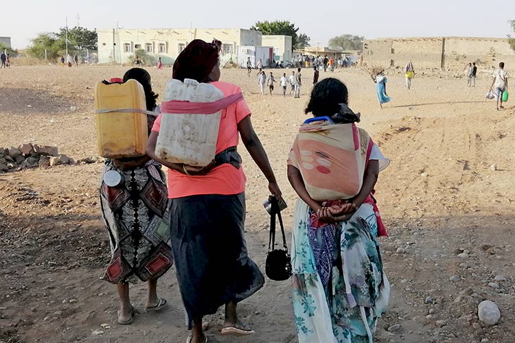 写真:水の配給に向かう女性たち(スーダン)