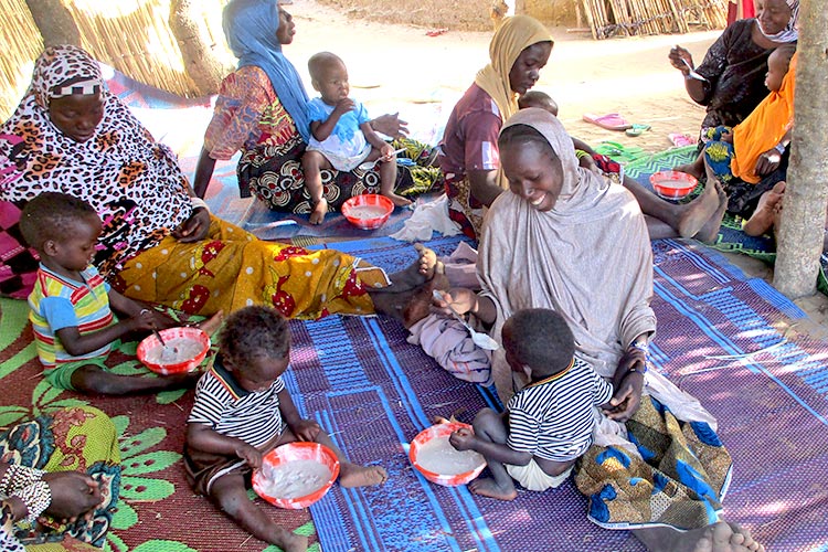 写真:地元食材での栄養豊富な調理法を学んだ母親