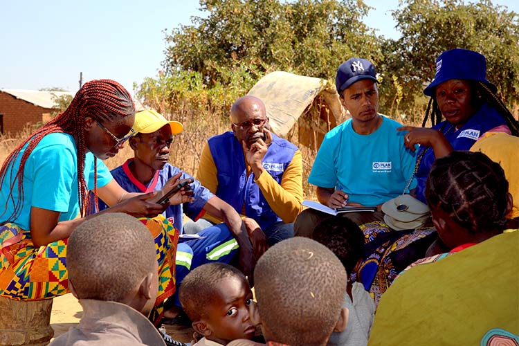 写真:干ばつの被害を受けた人々に話を聞くプランスタッフ(ザンビア)