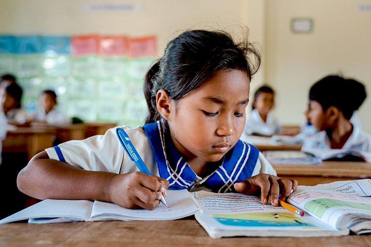 写真:学校で学ぶ子どもたち（カンボジア）