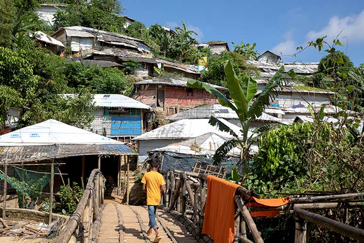 写真:脆弱な資材で作られた難民キャンプ(バングラデシュ)