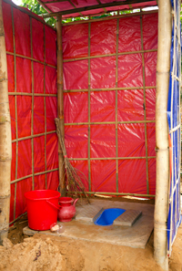 写真:キャンプ内に設置されたトイレ(バングラデシュ)