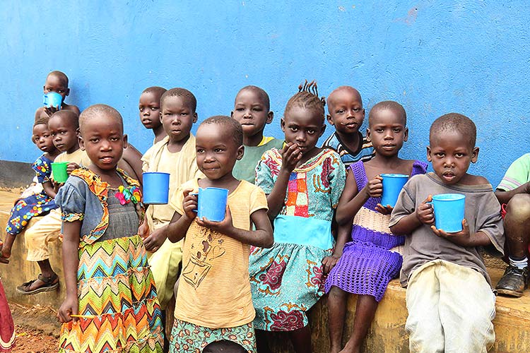 写真:栄養価の高いおかゆを食べる子どもたち(ウガンダ)