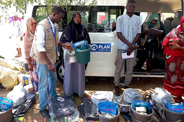 写真:緊急支援物資の支給(スーダン)