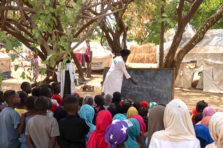 写真:基礎的な読み書きや計算を学べる機会を提供(エチオピア)