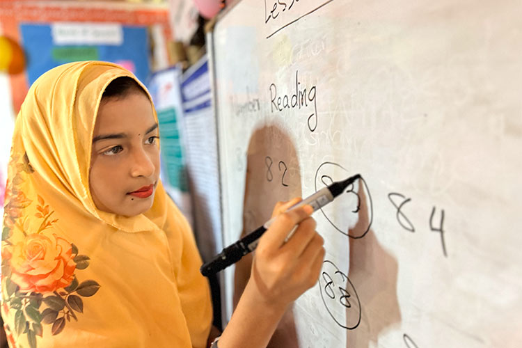 写真:難民キャンプで学ぶ若者(バングラデシュ)