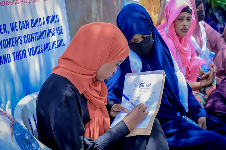 写真：モバイルクリニックの診療を待つ女性（ソマリア）