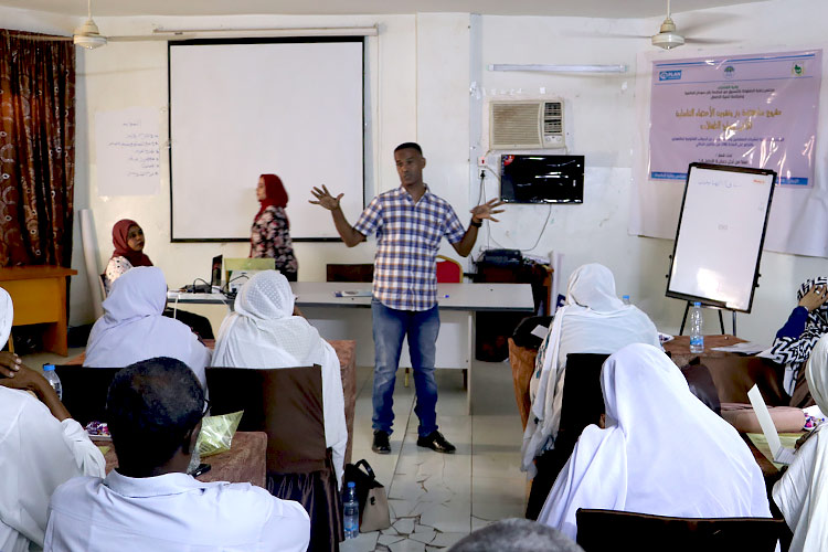 写真：啓発トレーニングを実施するファシリテーターを育成