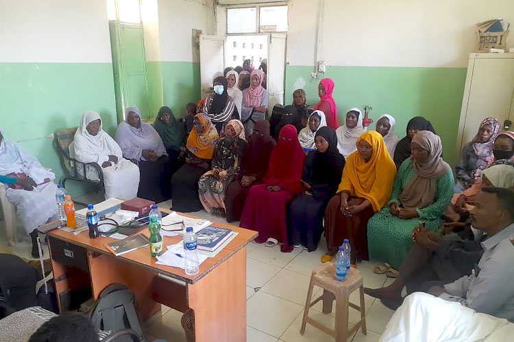 写真：女の子や男の子、若者たちとのFGM根絶に向けた対話セッション