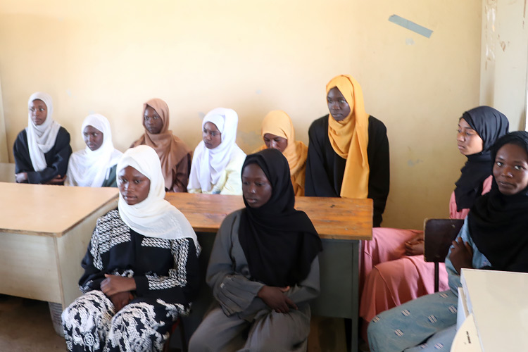 写真：職業訓練・起業支援のオリエンテーションに参加する女の子と若い女性