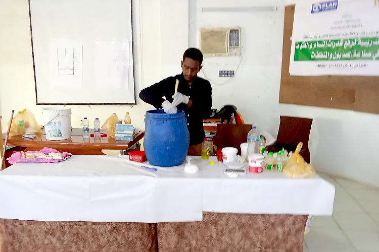 写真：石けんづくりトレーニング