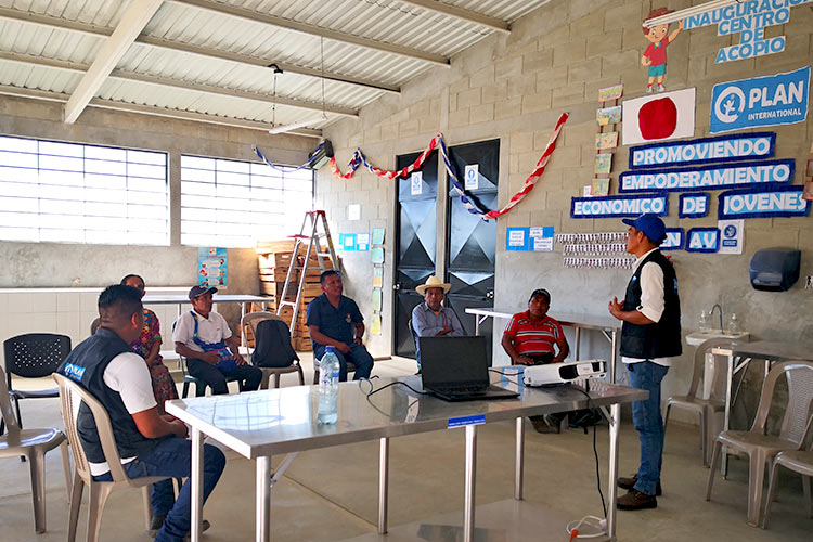 写真：ラ・ティンタ市にて小規模農業生産者組合との打合せ