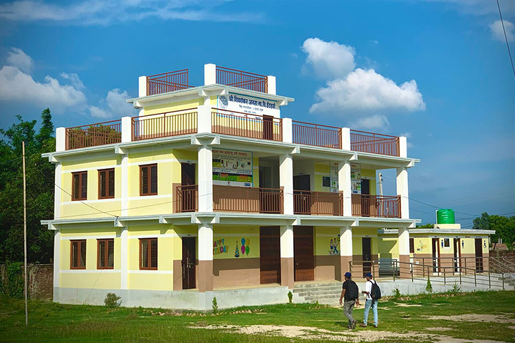 画像:4つの教室を備えた2階建ての新校舎