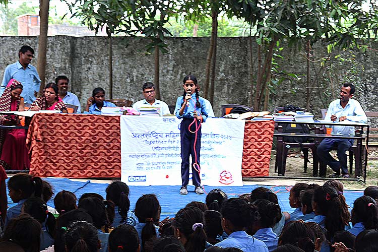 写真：世界月経衛生デーのスピーチコンテストで女の子の権利を訴える女子児童