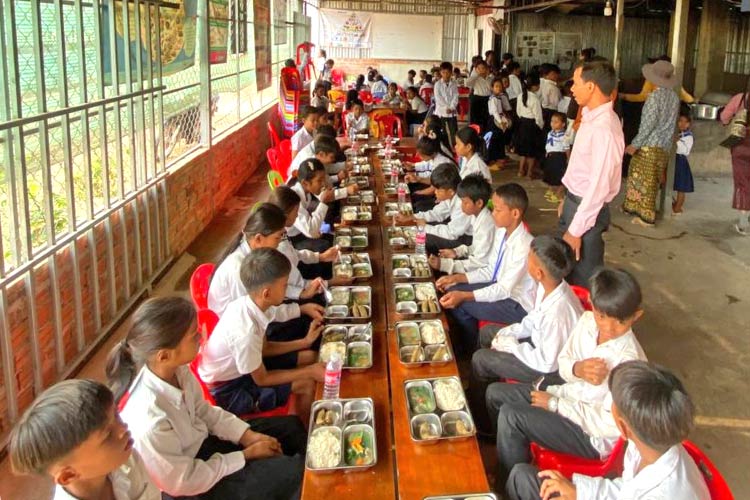 写真：新築された食堂で給食を楽しむ子どもたち