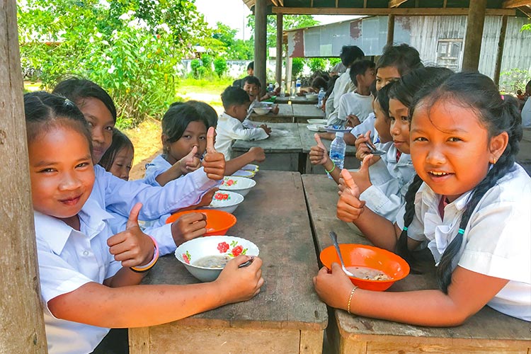 写真：デザートとして出された地元のフルーツに舌鼓を打つ子どもたち
