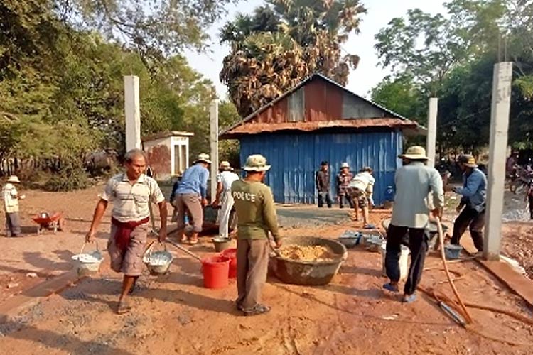 写真：生徒の保護者や地域住民も食堂の建設に協力