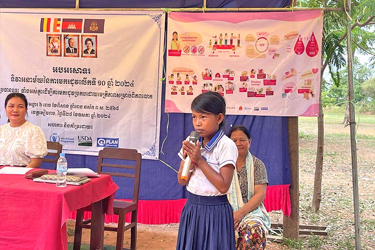 写真：「月経衛生の日」の啓発活動で感想を述べる女の子