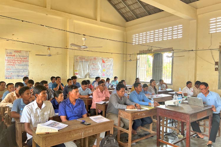 写真：水衛生管理について学ぶ教師たち。学んだ内容をもとに教師から生徒へのトレーニングも実施