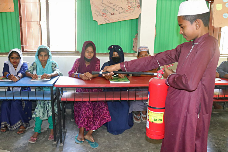 消火器の使い方を学ぶ子どもたち（バングラデシュ）