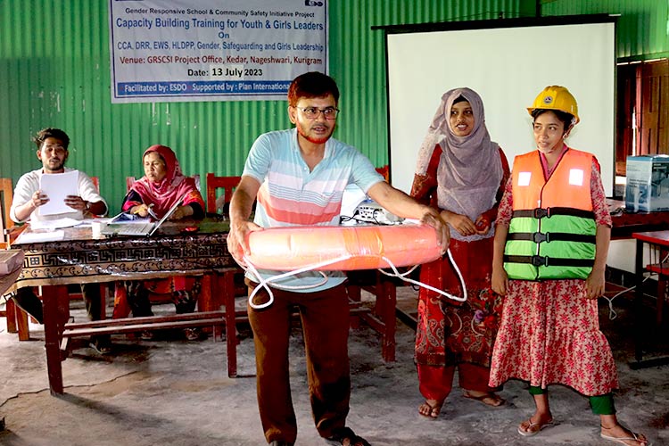 写真：浮き輪を使った救援活動の研修を受けるガールズクラブの女の子たち（バングラデシュ）