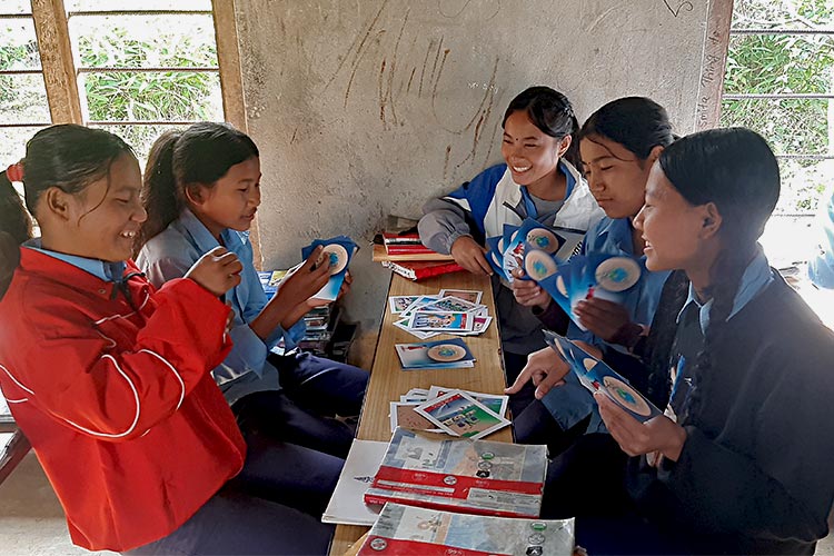 写真：防災カードゲームで遊びながら学ぶ女の子たち（ネパ―ル）