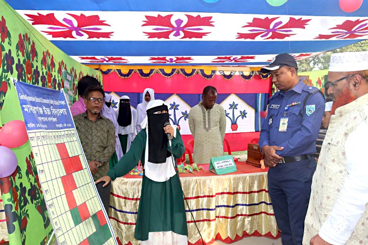 写真：3年間の取り組みの成果を披露する防災タスクフォースの女の子（バングラデシュ）