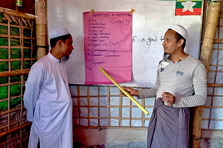 写真：能力強化研修で教師の役割と責任について学ぶ教師たち