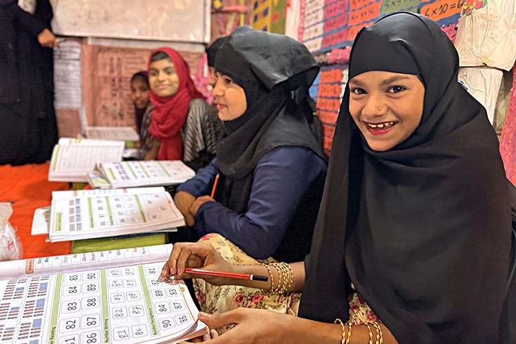 算数の授業を受ける女の子たち