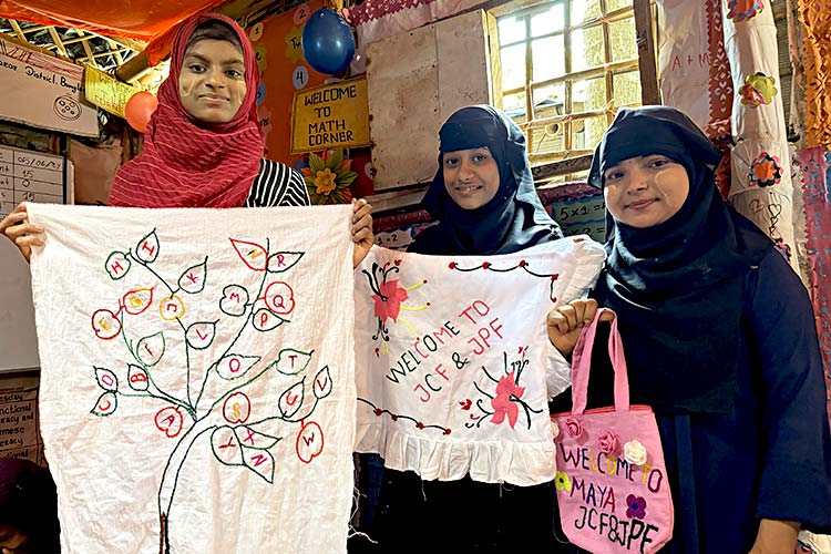 写真：課外活動で刺繍を学び作品づくりをする女の子たち