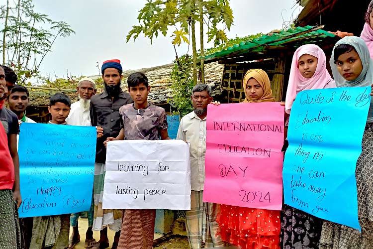 写真：国際教育デーに「恒久平和のための学び」を訴える学習者たち