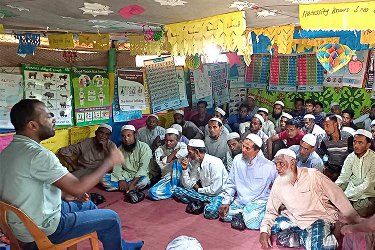 写真：ロヒンギャコミュニティ向けの識字プログラム説明会の様子