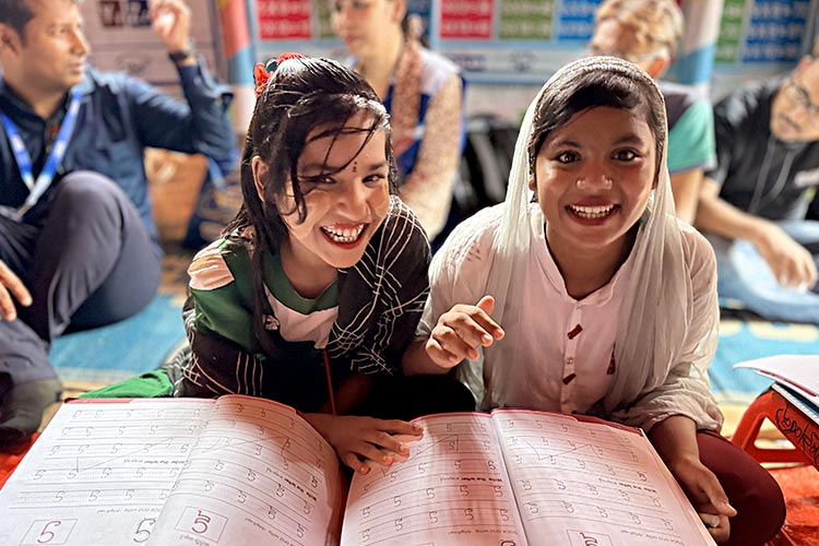 画像:ミャンマー語を楽しそうに学ぶ女の子たち
