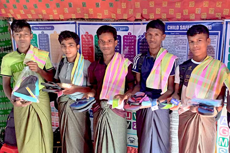 写真：コミュニティでの適切な衛生習慣の実践をけん引する若者リーダーたちに衛生用品を配布