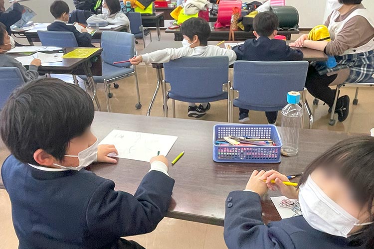 mages/uploads/2024/11/20241107_noto_06.jpg" alt="写真：安全な居場所で時間を過ごす子どもたち（七尾市放課後児童クラブ）