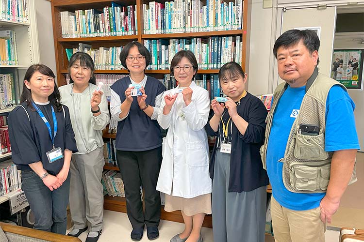 写真：左から2人目