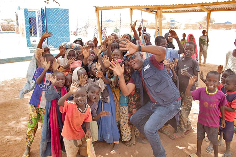 写真：スーダンから避難してきた女性が学習スペースの校長先生として活躍（チャド）