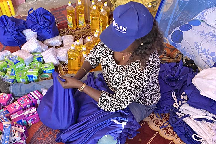 写真：配布する衛生キットを準備するスタッフ（チャド）