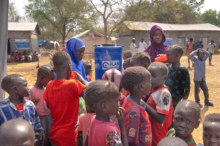 写真：トランジットセンター（一時避難施設）でも子どもひろばを運営。いつでも安全な水を飲むことができる（エチオピア）