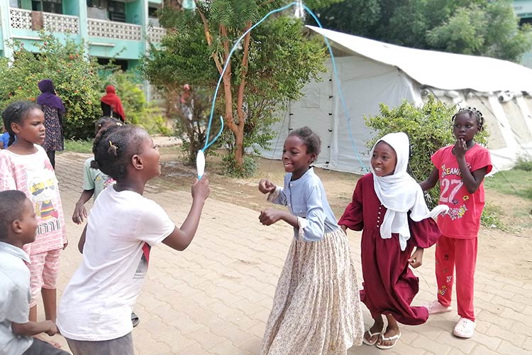 写真：プランが運営する子どもひろばで遊ぶ子どもたち（スーダン）