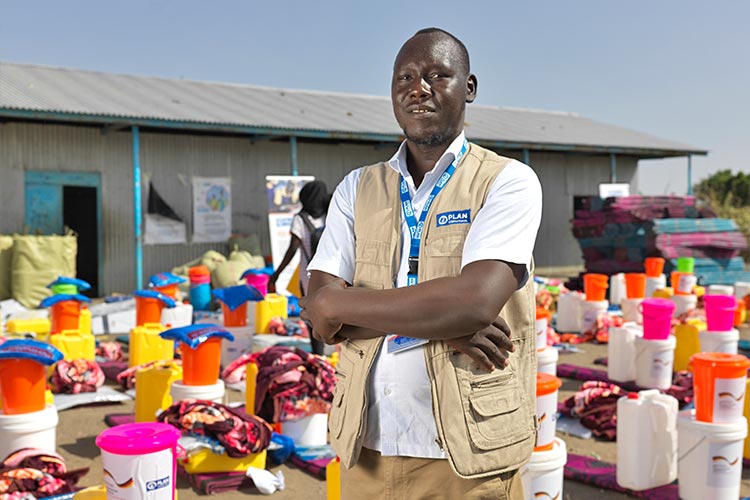 写真：避難民の私生活と自立を支える「スターターキット」として毛布、バケツ、蚊帳や石けんなどが入ったキットを配布（南スーダン）