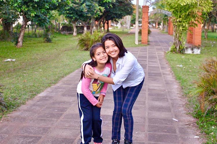 写真：母国パラグアイにて、従妹と