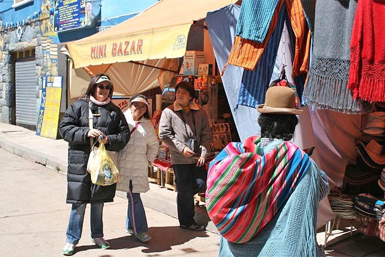 写真：小学生の時に住んでいたボリビアにて、母と兄と